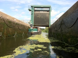 Lady Mary exiting Wansford Lock